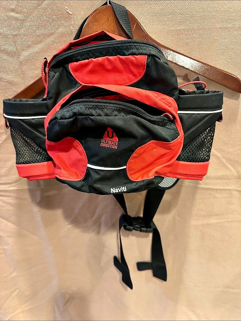 Navti Ultimate Direction Black & Red Hydration Pack